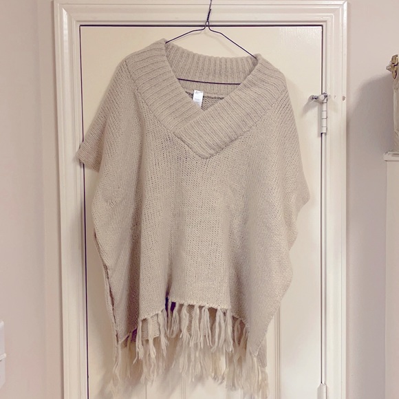 Sweaters - Women’s knitted poncho with fringe